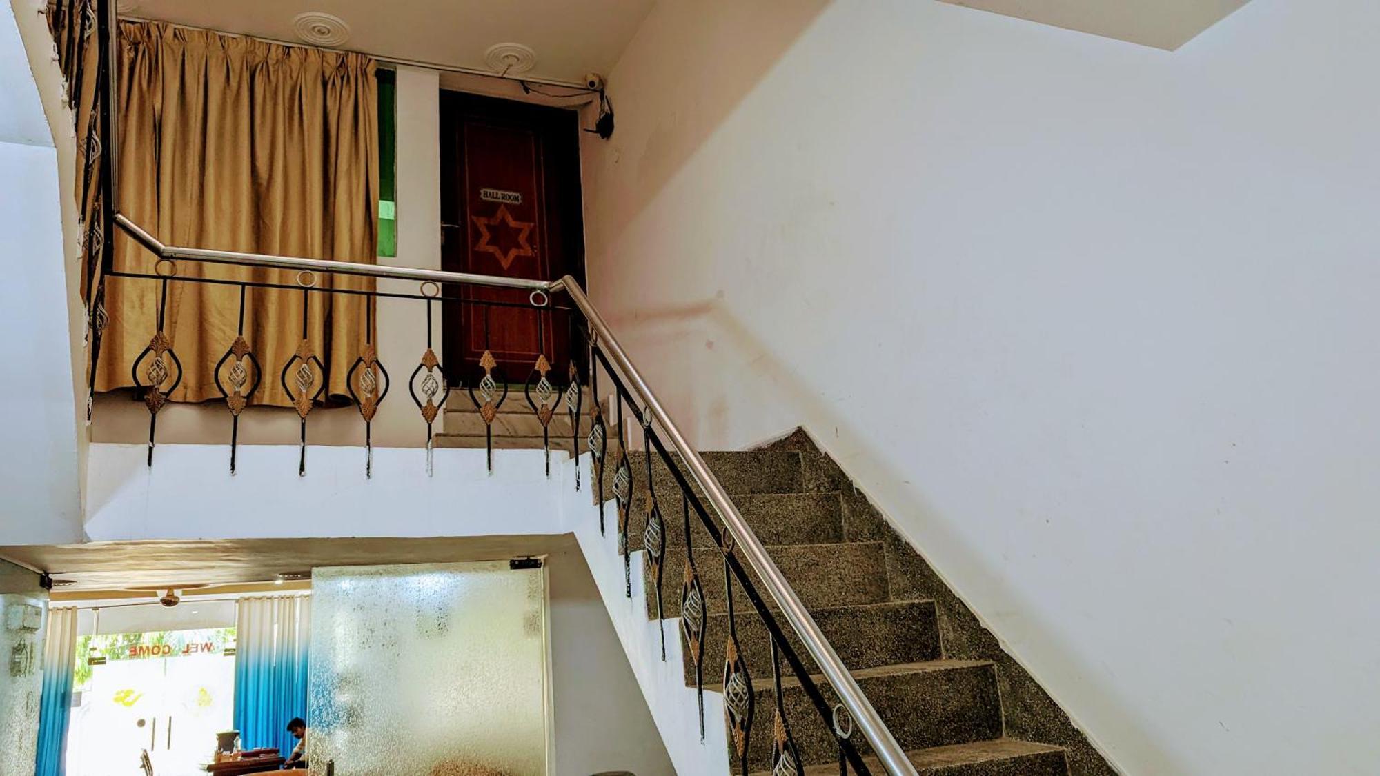 Hotel Lecston @Yashobhoomi Dwarka Sector - 25 Metro Station Delhi  Exterior photo