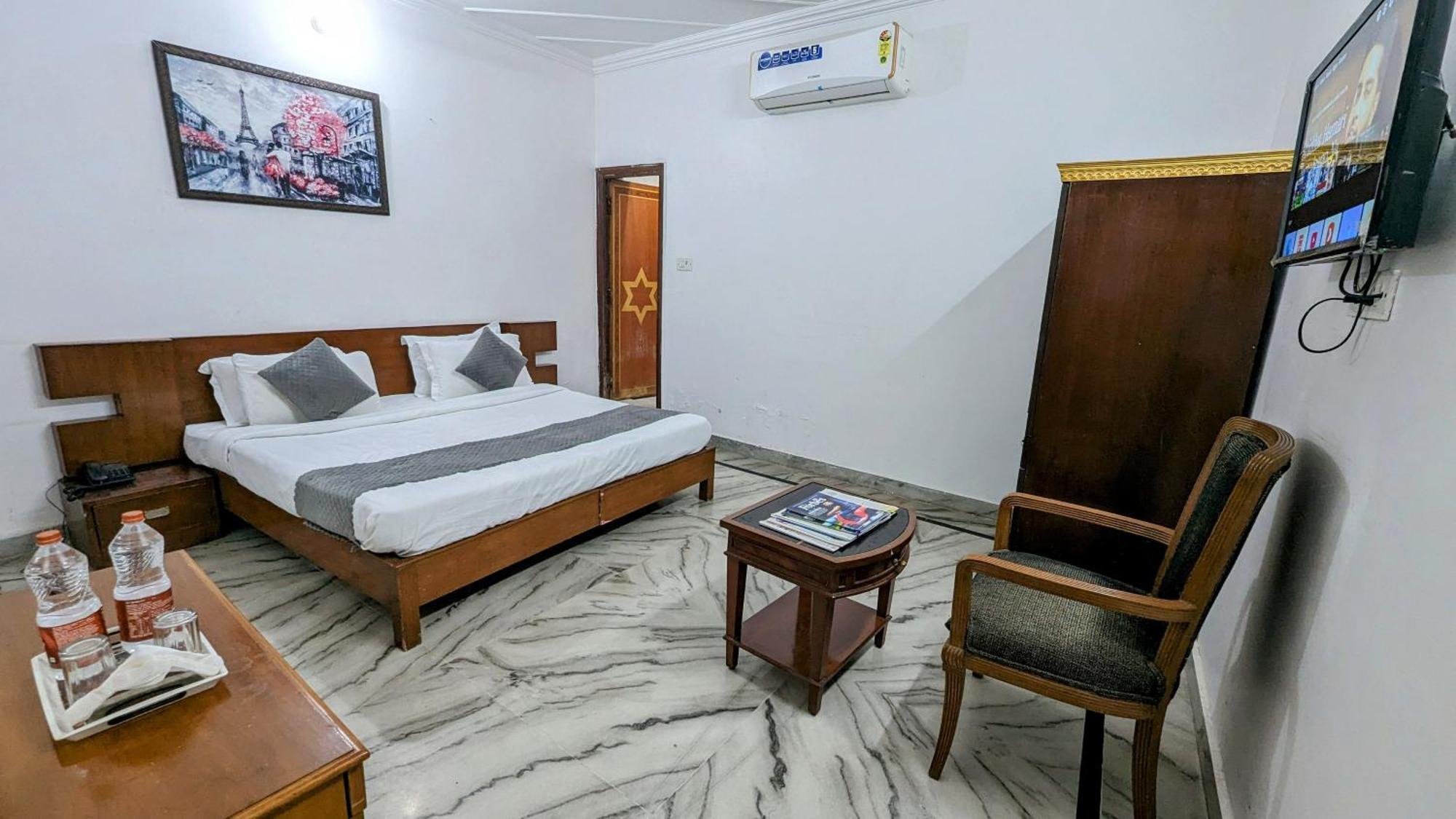 Hotel Lecston @Yashobhoomi Dwarka Sector - 25 Metro Station Delhi  Exterior photo