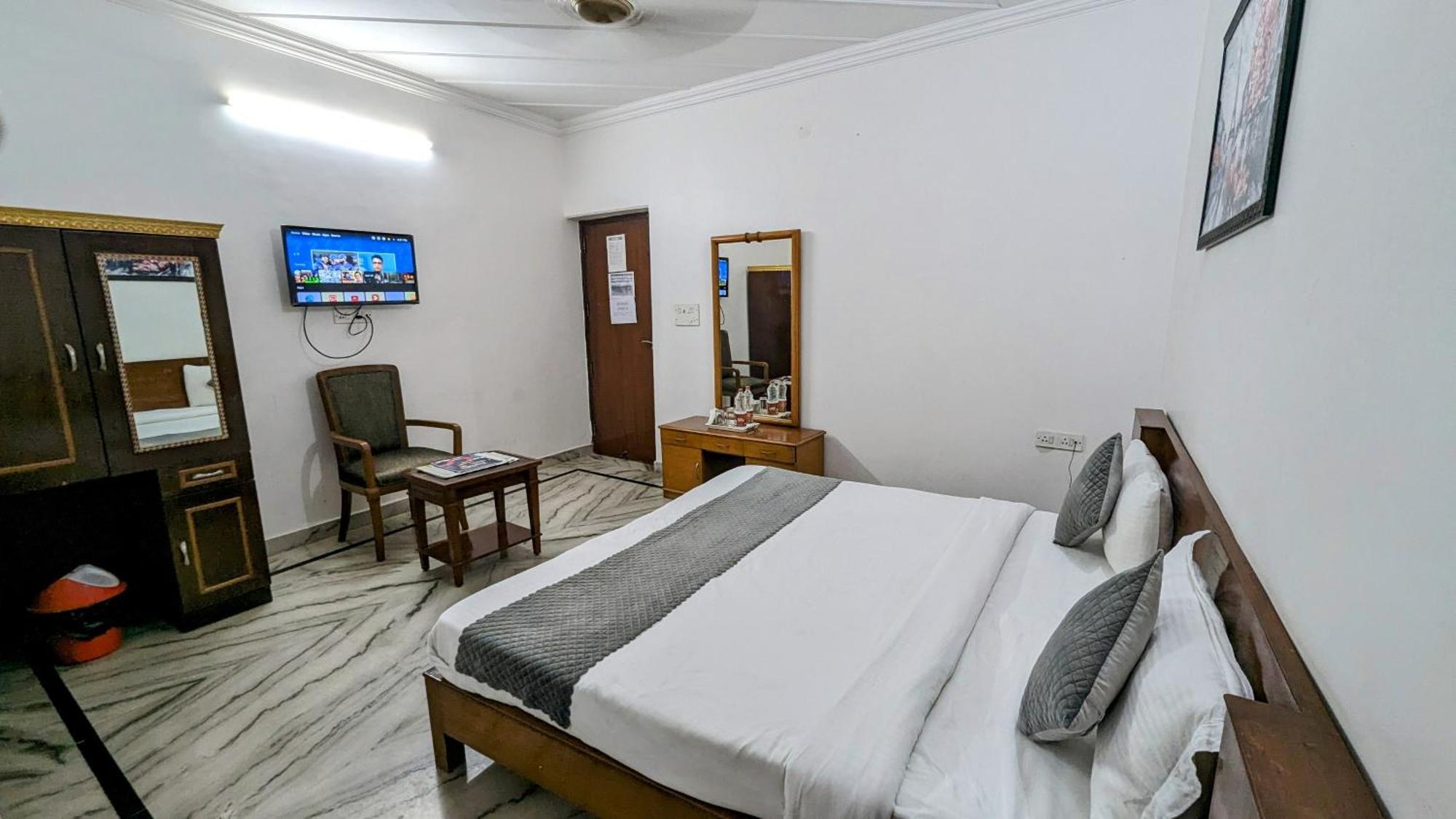 Hotel Lecston @Yashobhoomi Dwarka Sector - 25 Metro Station Delhi  Exterior photo