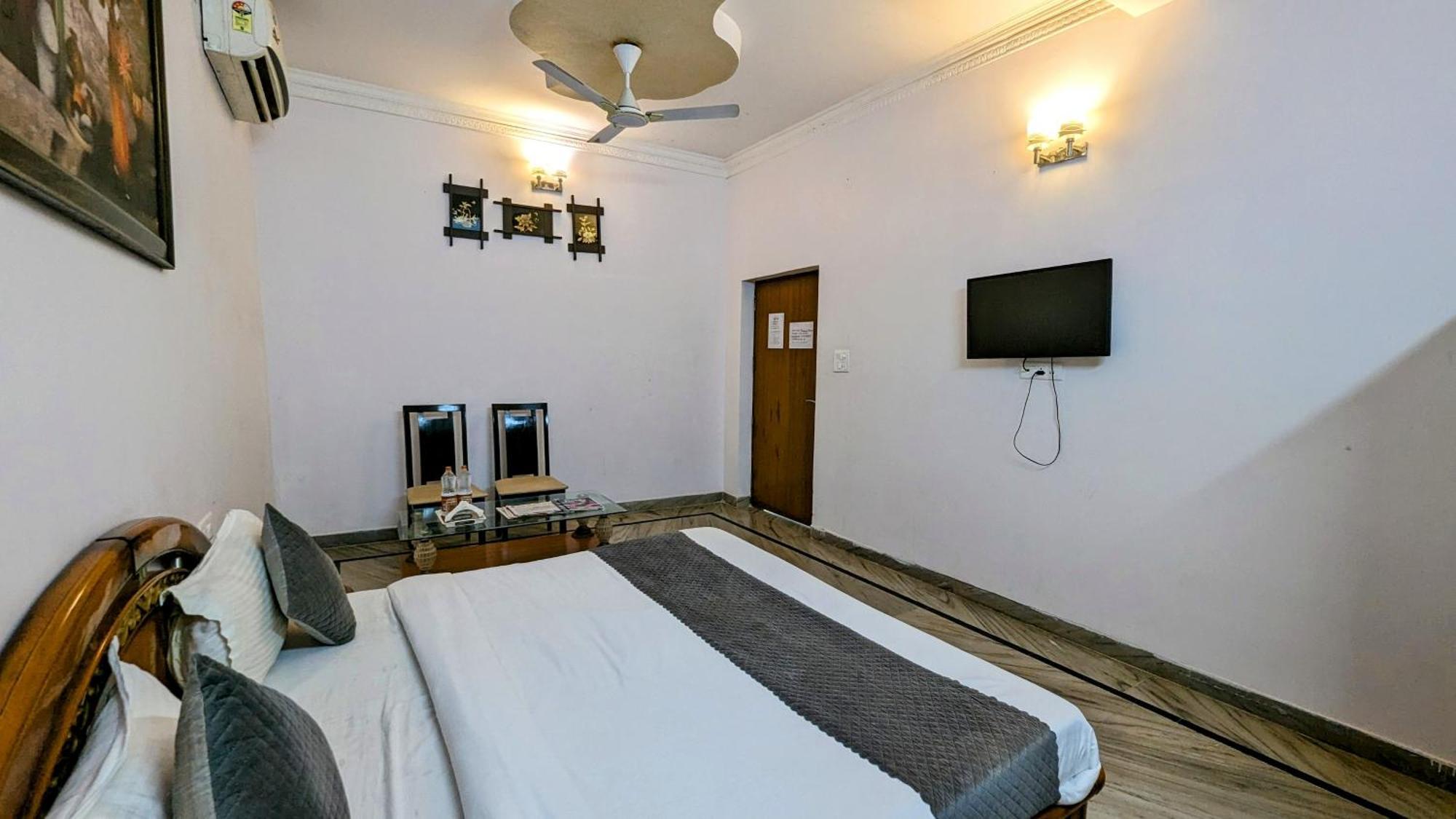 Hotel Lecston @Yashobhoomi Dwarka Sector - 25 Metro Station Delhi  Exterior photo