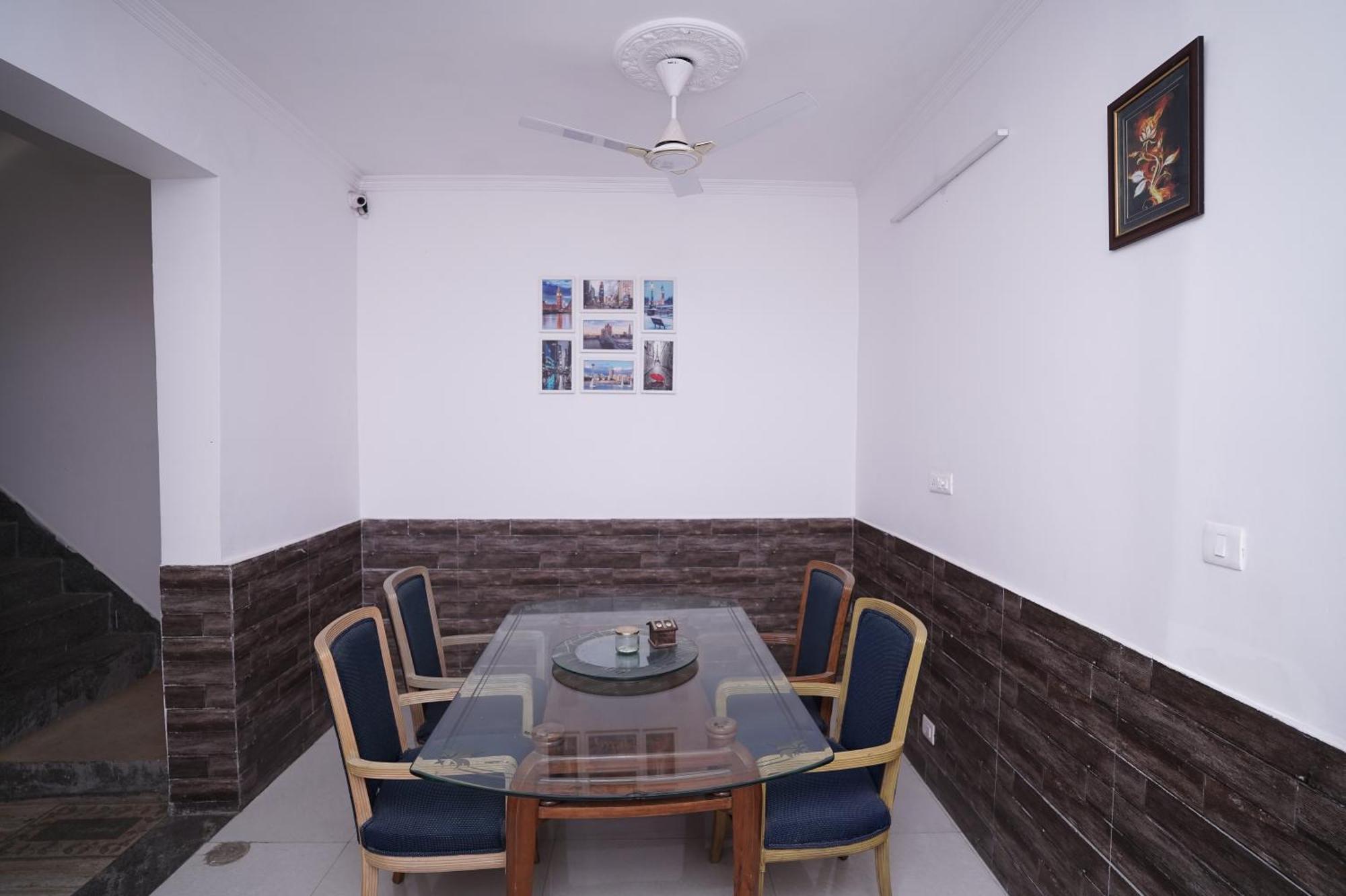 Hotel Lecston @Yashobhoomi Dwarka Sector - 25 Metro Station Delhi  Exterior photo