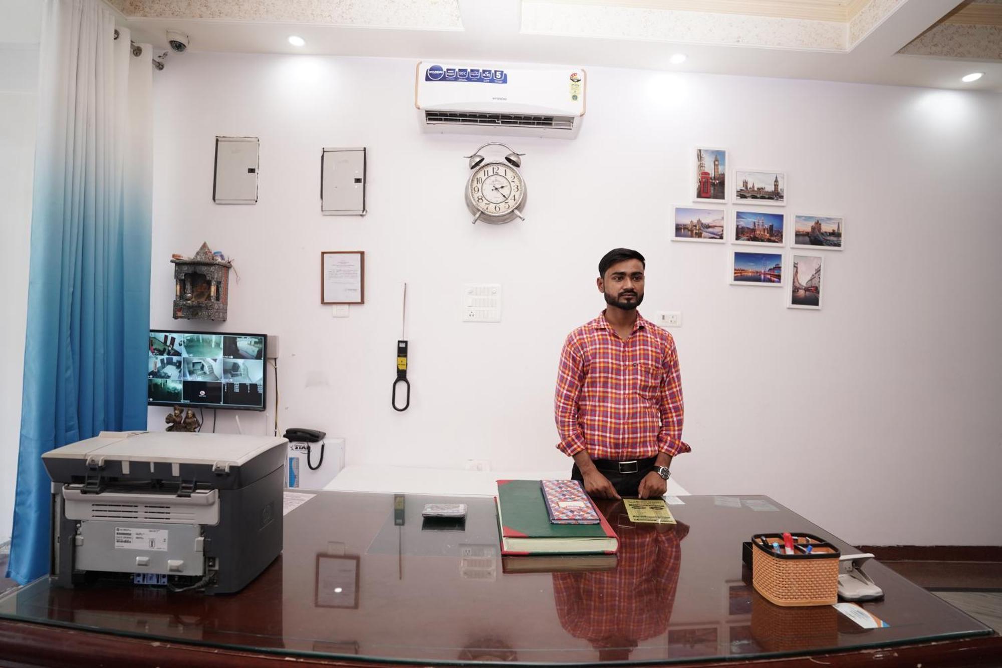 Hotel Lecston @Yashobhoomi Dwarka Sector - 25 Metro Station Delhi  Exterior photo