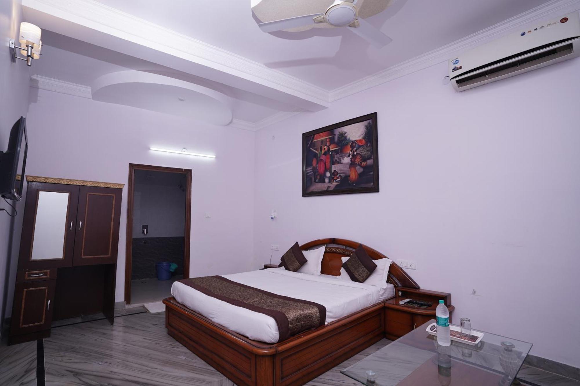 Hotel Lecston @Yashobhoomi Dwarka Sector - 25 Metro Station Delhi  Exterior photo