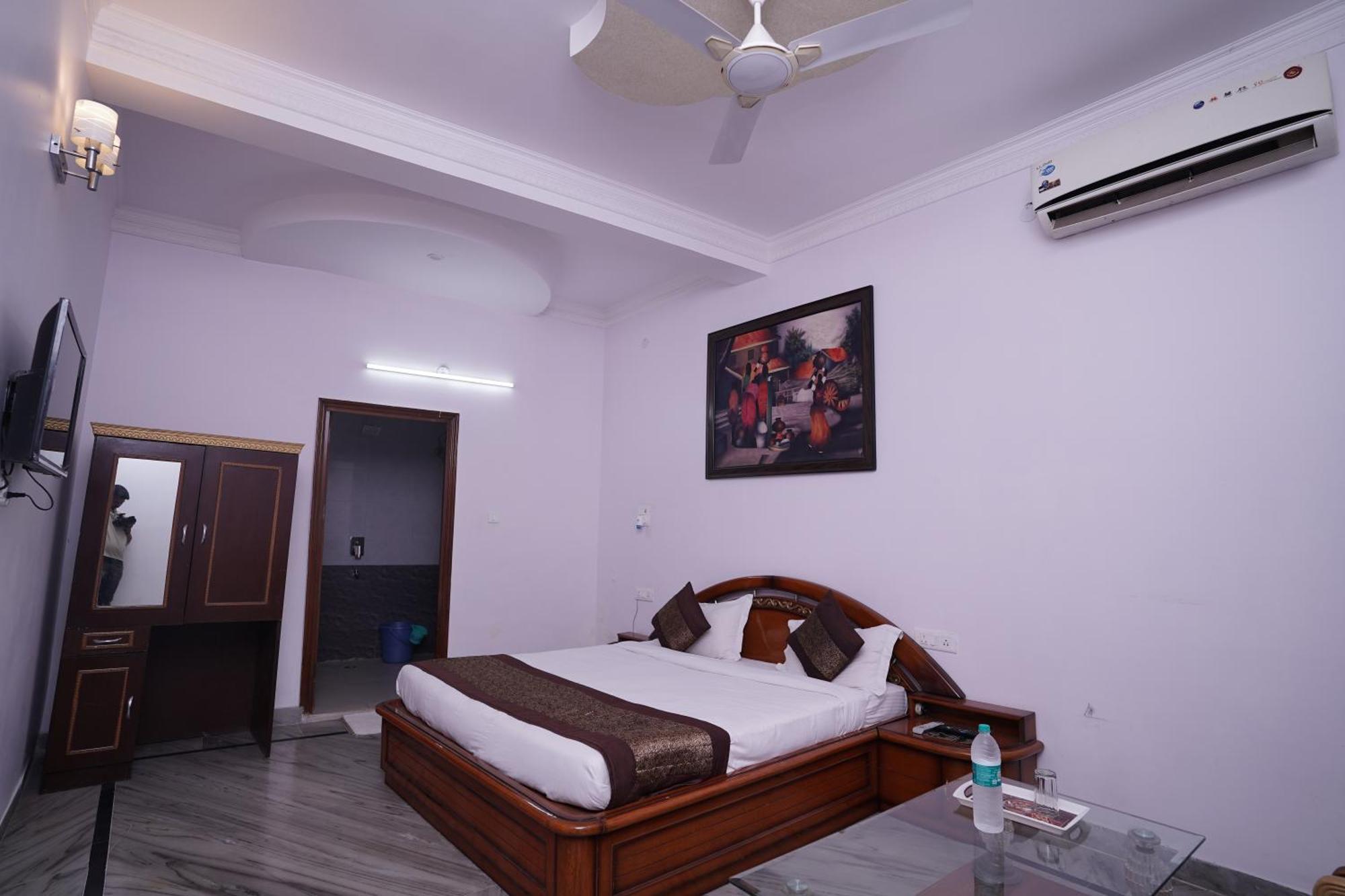 Hotel Lecston @Yashobhoomi Dwarka Sector - 25 Metro Station Delhi  Exterior photo