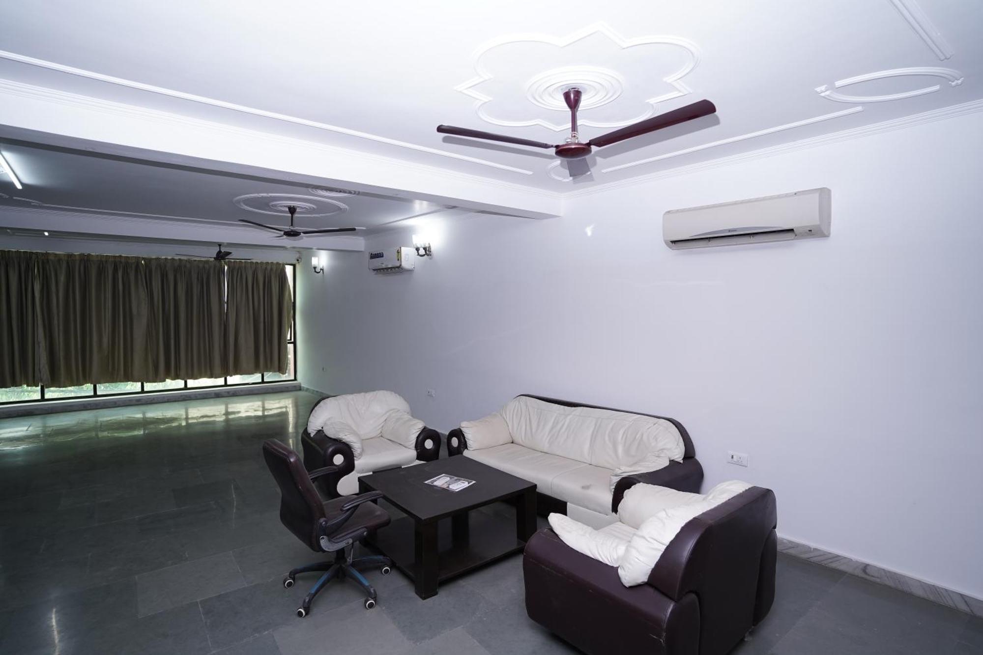Hotel Lecston @Yashobhoomi Dwarka Sector - 25 Metro Station Delhi  Exterior photo
