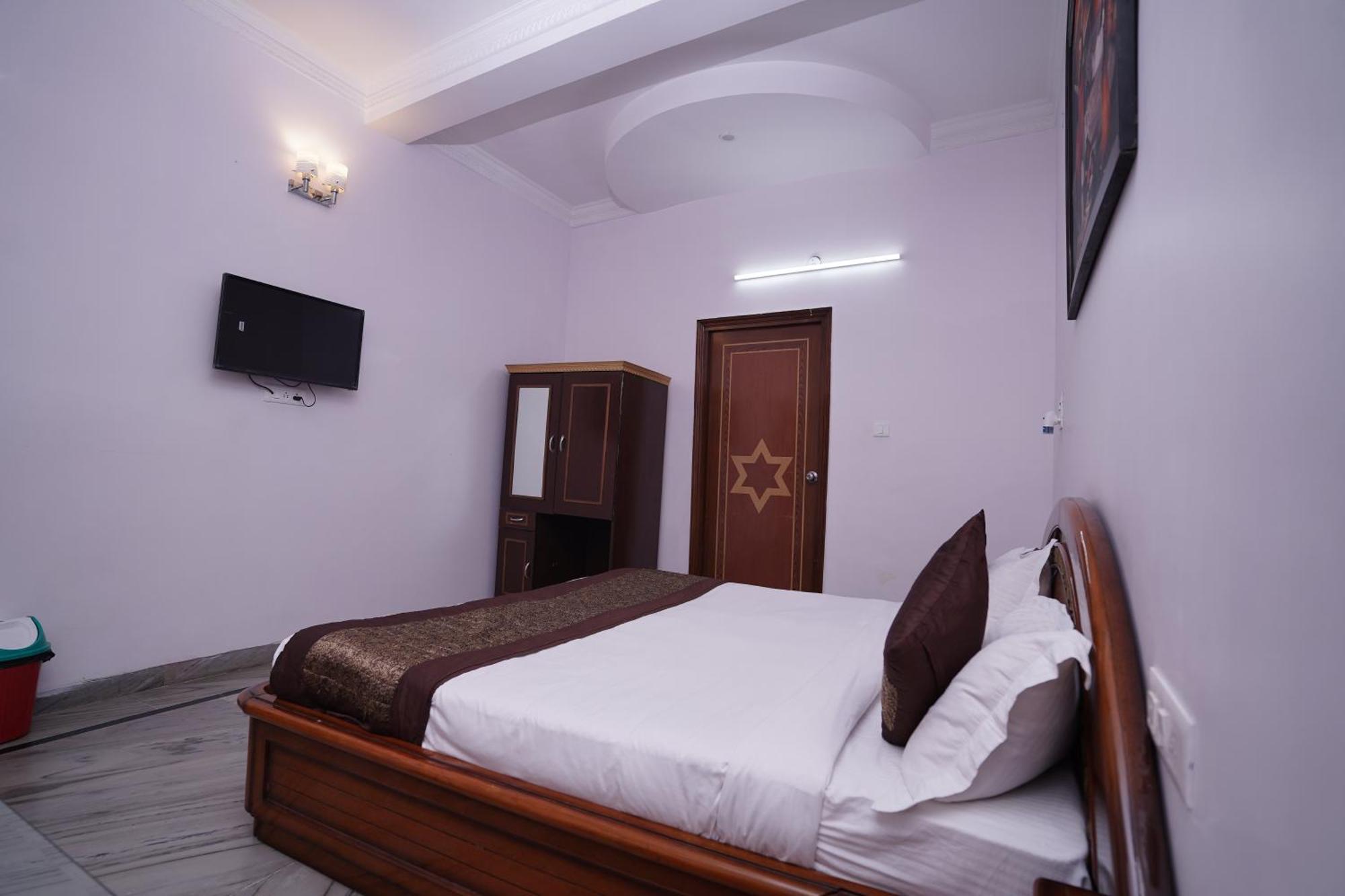 Hotel Lecston @Yashobhoomi Dwarka Sector - 25 Metro Station Delhi  Exterior photo